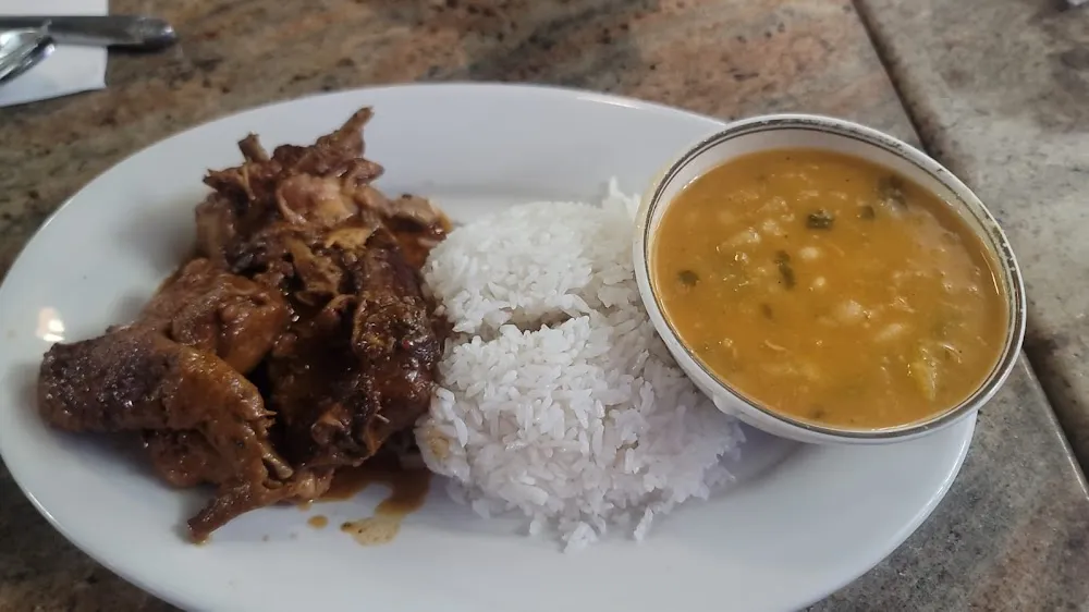 Pollo Guisado Con Arroz Y Habichuelas Blancas